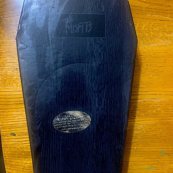 First Edition Misfit Coffin Box 4CD's W/manuals And Yellow Pin - Picture 2 of 5